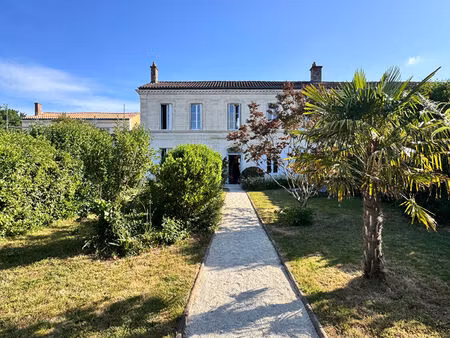vente maison 8 pièces  215.00m²  tonnay