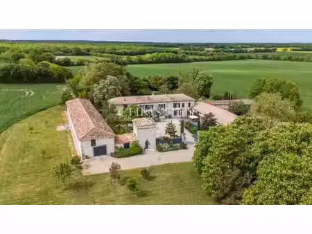 maison de luxe de 4 chambres en vente à saint-pierre-d'amilly  nouvelle-aquitaine