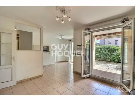 appartement t2 de 51 m² avec terrasse de 24 m² et double garage – hypercentre de brindas