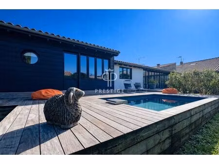 idéalement situé au cœur du village de charron  cette villa 4 chambres élégamment rénovée