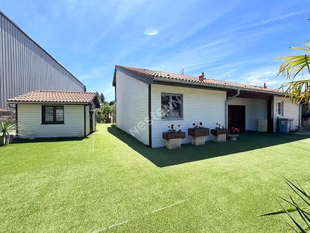 villa familiale saint amour proche toutes commodités à pied avec véranda  garage et chalet