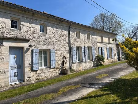 charmante longère avec piscine  dépendances et panneaux solaires