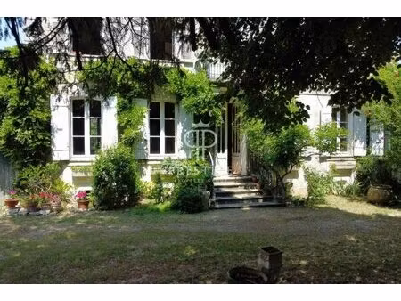 maison de style bourgeois magnifique sur 3 niveaux  6 chambres  nichée dans un jardin...