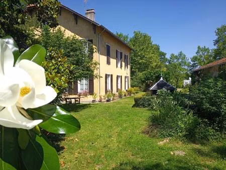 jolie camping de taille humain avec activité équestre