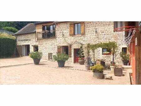 maison en pierres au bord d'un étang