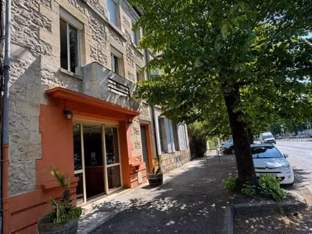 maison avec jardin clos + commerces ou salle de réception