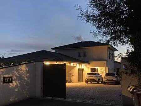 villa contemporaine avec son magnifique jardin paysagé…