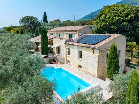 villa d'exception avec piscine et vue panoramique sur nyons