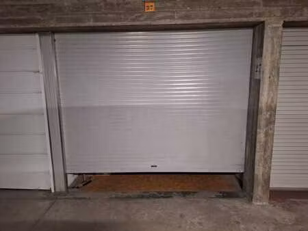 garage fermé à vendre  evere rue de genève