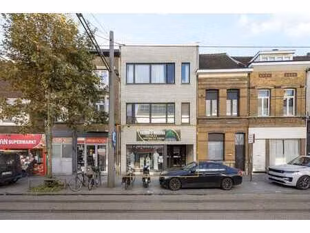espace commercial avec entrepôt de