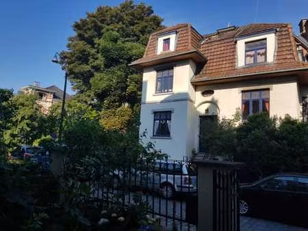 maison 4 façades avec jardinet et terrasse