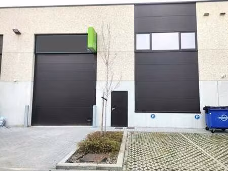 204m² entrepôt | zoning sud wavre | sanitaire et éclairage