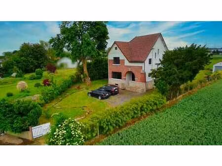 magnifique maison rénovée avec 3 chambres  jardin et garage