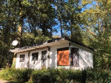 vaste terrain à bâtir de 6.400 m2 avec chalet