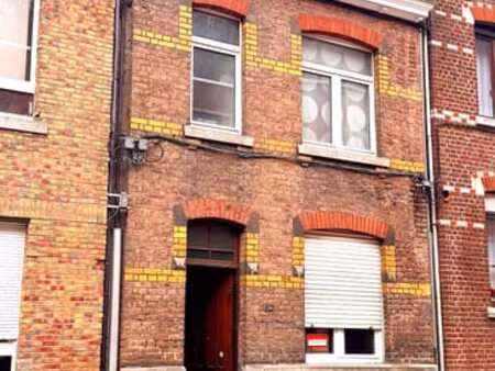 maison 2 façades  à rénover. 2 chambres  petite cours.