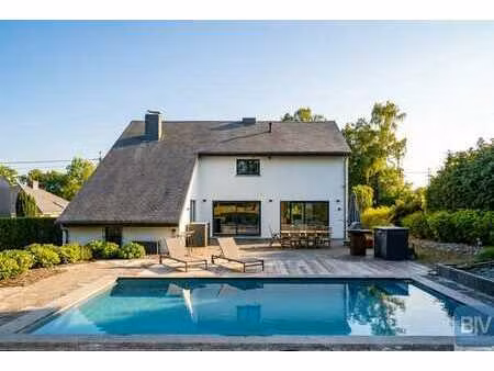 a ninane  villa 4 chambres  4 garages et piscine.