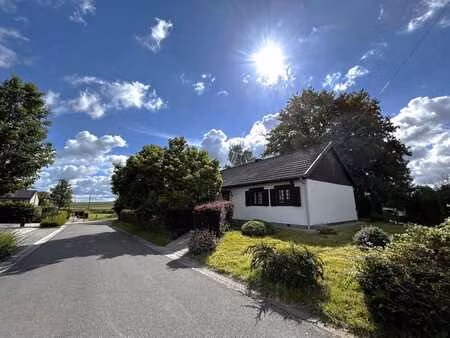 bungalow avec grands garage et jardin à rénover