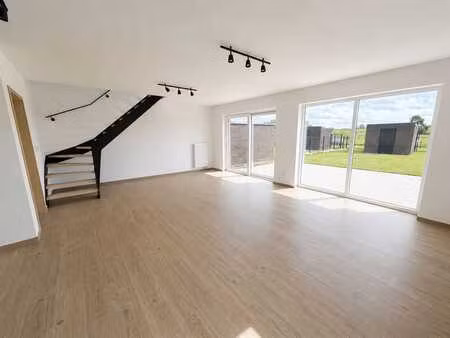 jolie maison avec 3 chambres et agréable extérieur au peb a