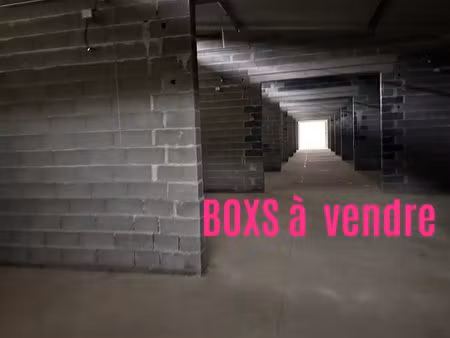 10 boxs  sur grand terrain de 3433 m2  boxs idéal stockage artisans