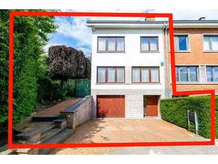 jolie maison 3 façades dans un clos résidentiel