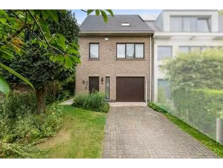 maison semi-ouverte avec jardin et garage