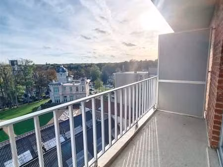 appartement avec terrasse à l'arrière de l'immeuble