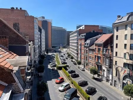 schuman / berlaymont : agréable et lumineux studio/flat