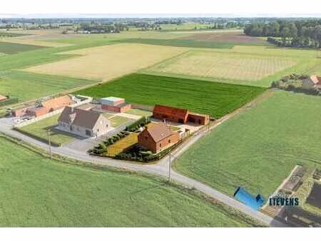 hoeve met bijgebouw op een perceel van 8.177 m²