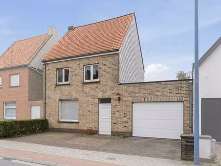 maison mitoyenne avec double garage et jardin ensoleillé