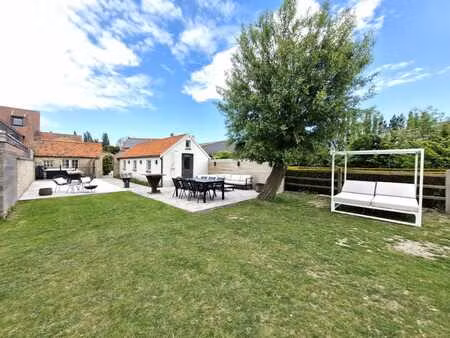 une maison charmante au style raffiné  située dans un qua...