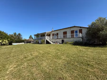 exclusivité ? élégante propriété avec piscine  pool house et vue panoramique sur la campag