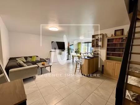 maison contemporaine à vendre à montreuil juigne avec garage et jardin
