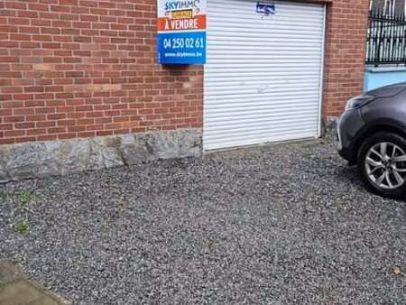 garage fermé d’environ 20 m² avec emplacement privatif