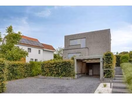 maison familiale moderne et économe en énergie avec un gran