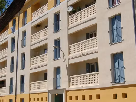 location appartement 4 pièces 76 m² à avignon (84140)