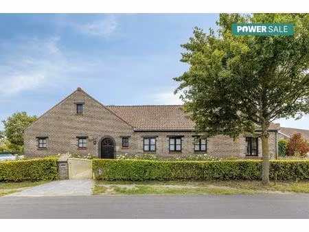 ruime gelijkvloerse villa met dubbele garage te koksijde