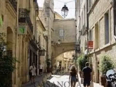 montpellier ecusson restaurant idéalement situé donnant sur une place typique