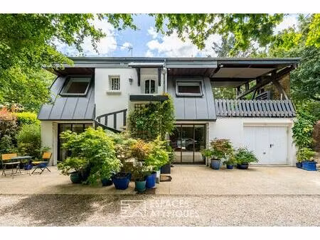 la maison atypique d'architecte avec piscine et jardin sans vis-à-vis