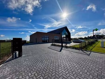 idéalement située  surface commerciale de + de 300 m² !