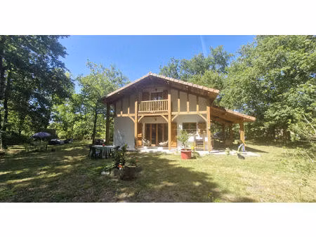 maison traditionnelle au calme sur terrain boise