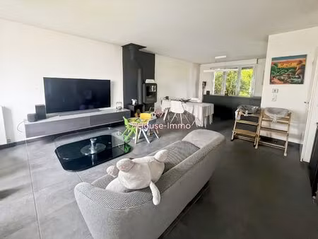 maison clé en main avec pergola bioclimatique et jardin paysagé