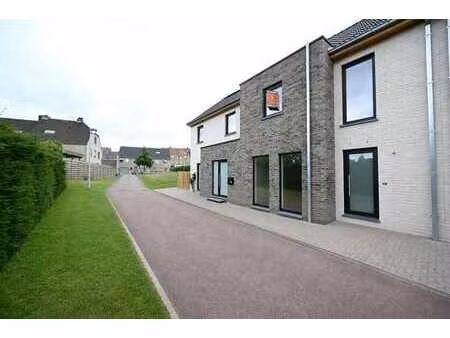 nieuwbouwwoning met zonnige tuin op een topligging