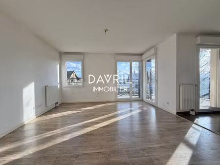 eragny appartement f3 avec terrasse 'résidence central square ' à deux pas des gares rer c