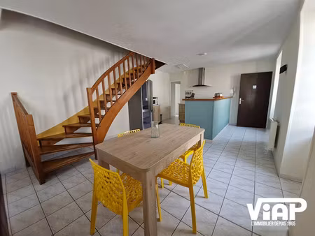 location meublée appartement 3 pièces 74 m² à chalus (87230)  580 €