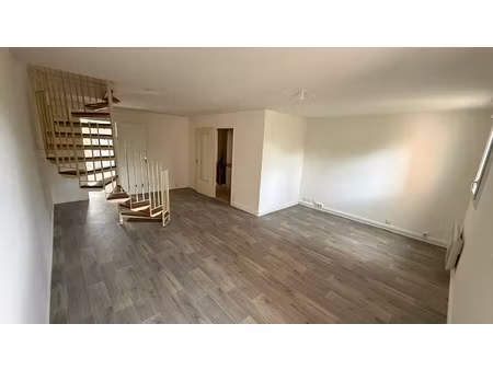 appartement combs la ville 3 pièces duplex 77.60 m2 en duplex avec un box - frais de notai