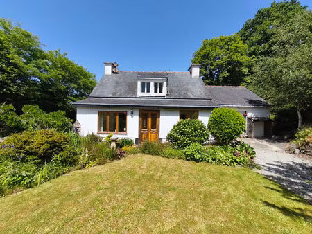 morbihan  sainte-brigitte  maison individuelle de deux chambres  beau jardin  parking