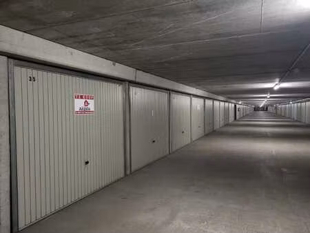 grand garage fermé à vendre sous la digue d'oostduinkerke
