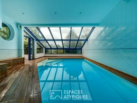 la maison d'architecte avec piscine intérieure au bord du lac