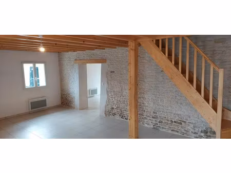 location maison 3 pièces 80 m² à ferrieres (17170)  830 €