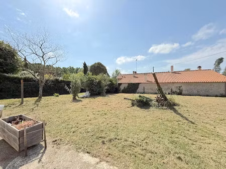 location maison 4 pièces 79.97 m² à saint-christoly-de-blaye (33920)  900 €